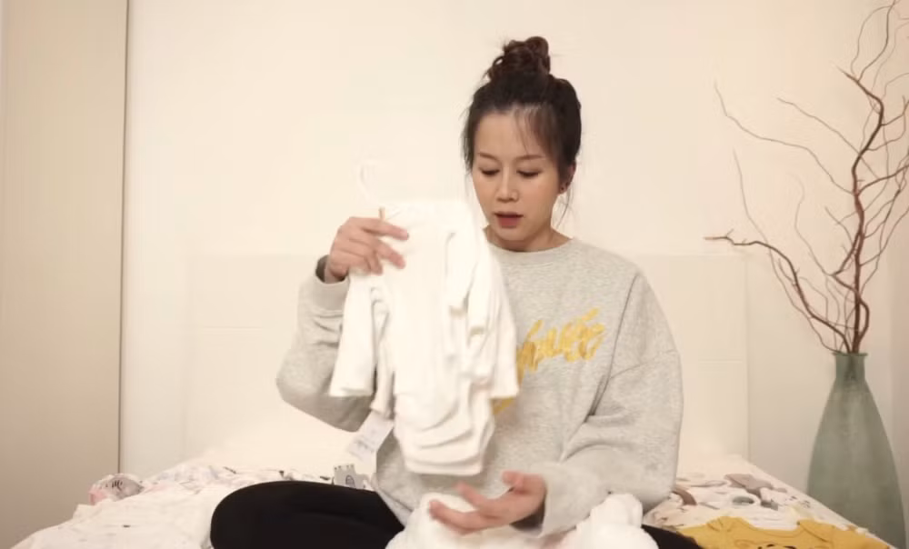 Không chỉ vậy, hiện tại An Nguy và Alex đã bắt đầu cho bé Bay làm quen với các chữ cái. Cô nhóc có vẻ cũng rất hợp tác với mẹ.