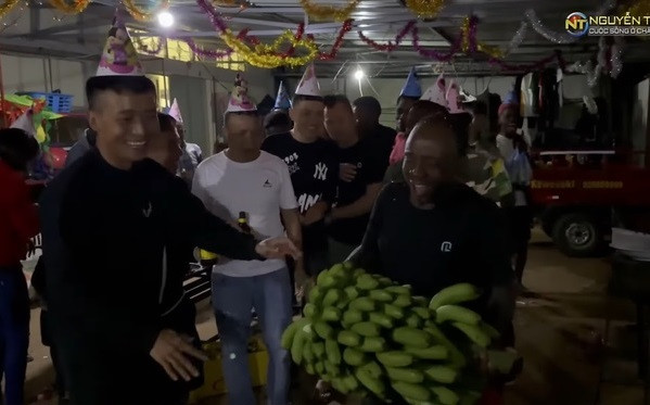 Theo đó, nếu như quà của các thành viên Việt Nam là thịt dê thì quà của người dân Angola lại vô cùng mộc mạc, đơn giản mà lại ấm áp.