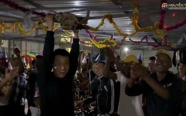 Sau khi dùng bữa xong, cả nhóm đã dọn dẹp và cùng đứng nhảy múa. Có lẽ đây chính là sinh nhật theo kiểu châu Phi mà Nguyễn Tiến đã bật mí trước đó.