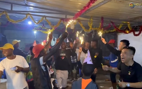 Trước đó, không chỉ các anh em trong team châu Phi, Quang Linh cũng được Thùy Tiên chúc mừng sinh nhật kèm tặng bánh kem từ nơi phương xa.