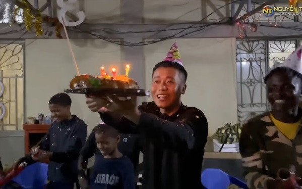 Tuy nhiên, không thể phủ nhận được sự vui vẻ khi lâu lắm mới thấy hiện tượng mạng Quang Linh Vlogs hào hứng và hạnh phúc đến vậy.