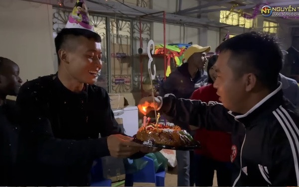 Song, do ở chung một nhà lại không phải năm đầu sống cùng các anh nên nam Youtuber không quá bất ngờ mà còn “phán xét” chiếc bánh đời mới năm 2023 mà các anh đã tặng.