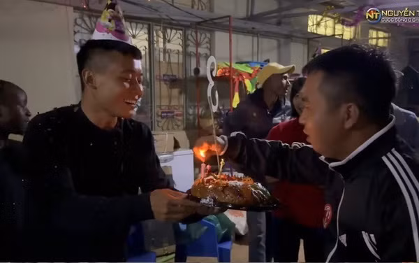 Song, do ở chung một nhà lại không phải năm đầu sống cùng các anh nên nam Youtuber không quá bất ngờ mà còn “phán xét” chiếc bánh đời mới năm 2023 mà các anh đã tặng.