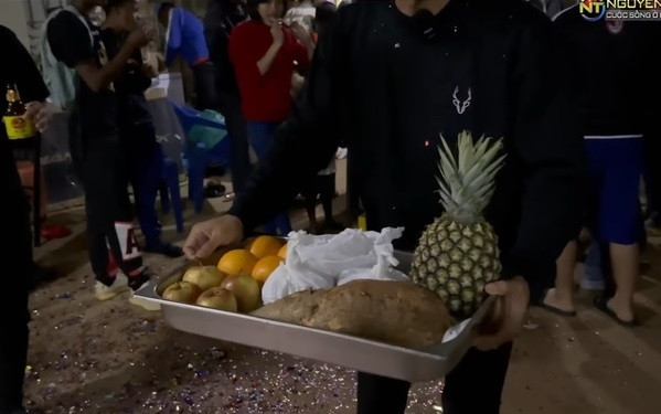 Vì điều này nên đến món quà của của mọi người mang đến tặng Quang Linh cũng rất thân thương và đúng chất “của nhà trồng được”.