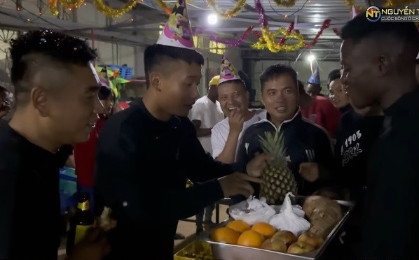 Những khách mời có mặt trong sinh nhật của Quang Linh chẳng ai xa lạ, đều là các thành viên trong team châu Phi, các em bé của như Lôi Con và công nhân làm ở trang trại.