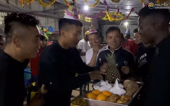 Những khách mời có mặt trong sinh nhật của Quang Linh chẳng ai xa lạ, đều là các thành viên trong team châu Phi, các em bé của như Lôi Con và công nhân làm ở trang trại.