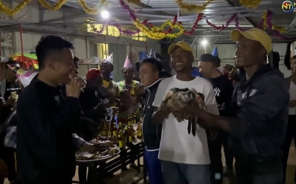 Với nhiều người đây là món có thể ra chợ mua chỉ với vài nghìn, nhưng với mức độ sống của bà con tại châu Phi, món quà tưởng chừng đơn sơ này lại rất đáng quý.