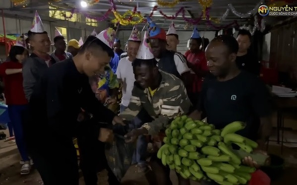 Từ Lindo đến những người khác, họ đều mang đến nông sản như trứng, sắn, dứa, ngô, buồng chuối xanh, ngỗng,...