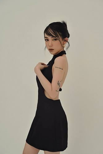 Qua những loạt ảnh đăng tải dân mạng luôn trầm trồ, khen ngợi trước ngoại hình "mẹ bầu" Joyce Phạm không bị phá dáng hay gương mặt phù, mất nét, thần thái sang chảnh.