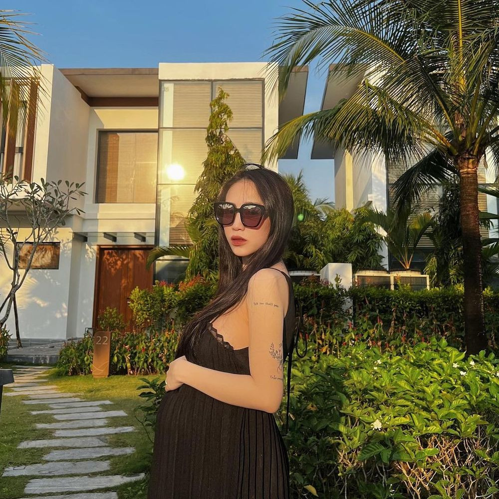 Trước đó con gái đại gia Minh Nhựa chia sẻ có ý định sinh thêm thiên thần nhỏ. Cô trò chuyện cùng người hâm mộ: "Chị thích em bé lắm, nhưng chắc đợi Tít lớn xíu nữa rồi mới dự định có nè".