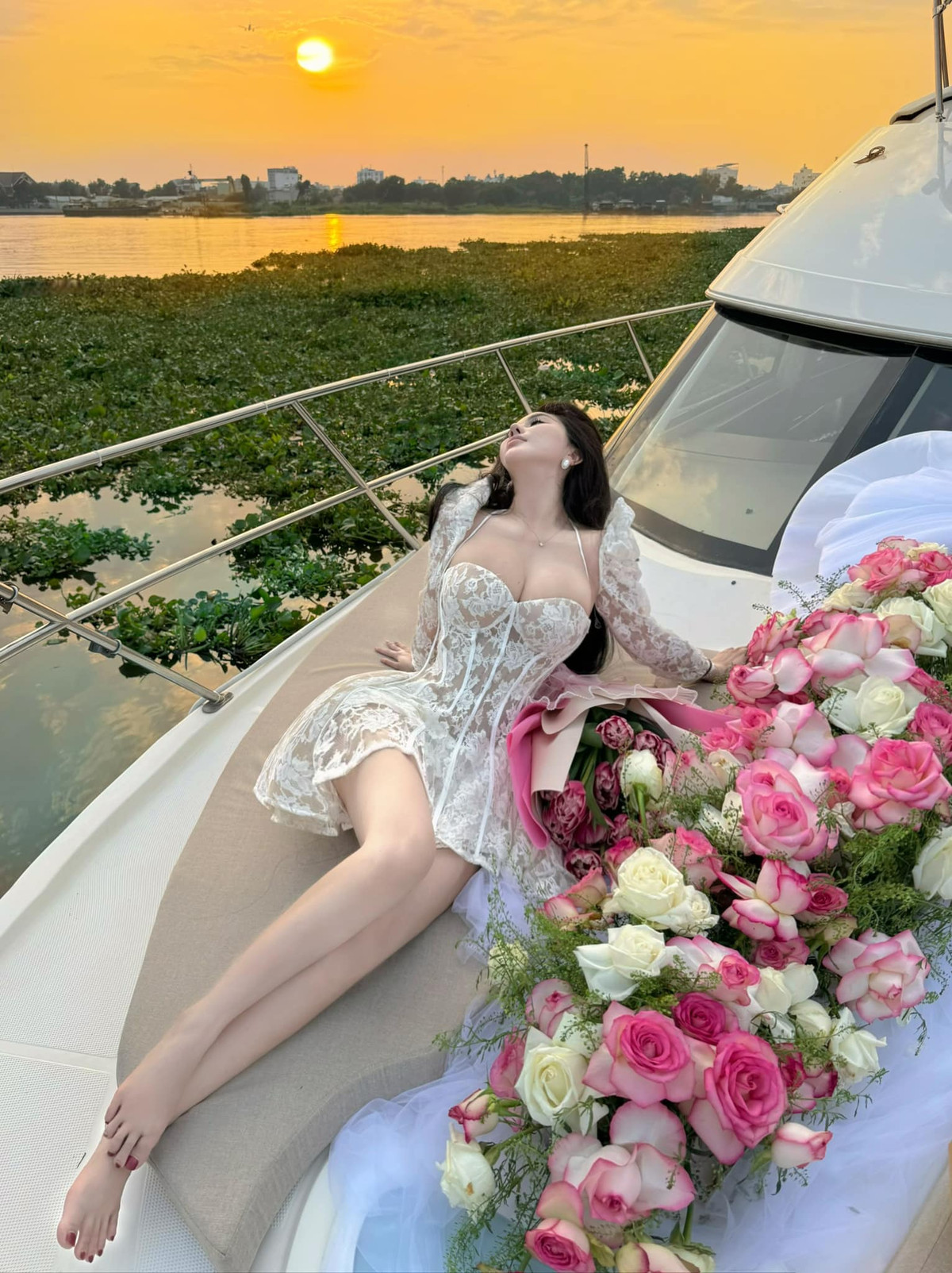 Tại đây, dân mạng chú ý đến một điều đặc biệt hơn cả đó chính là "tâm hồn" căng đét, đầy sức sống và năng lượng tích cực mà Võ Ngọc Trân thể hiện qua từng bức ảnh.