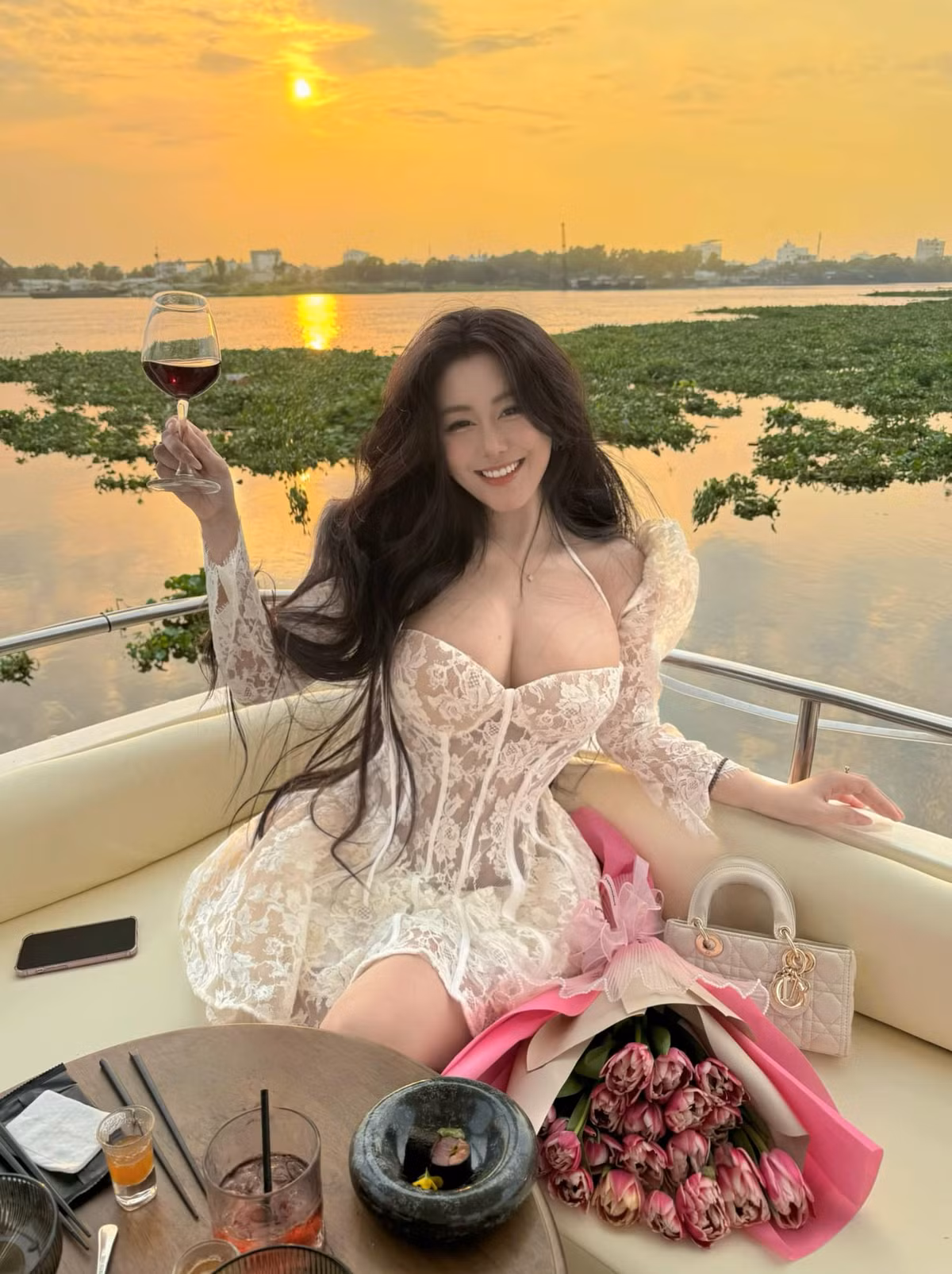 Mới đây, Võ Ngọc Trân - hot girl số 1 Sài thành chia sẻ bộ ảnh thả dáng quyến rũ trên du thuyền, khoe trọn vẻ đẹp tựa như "nàng thơ" đầy bình yên.