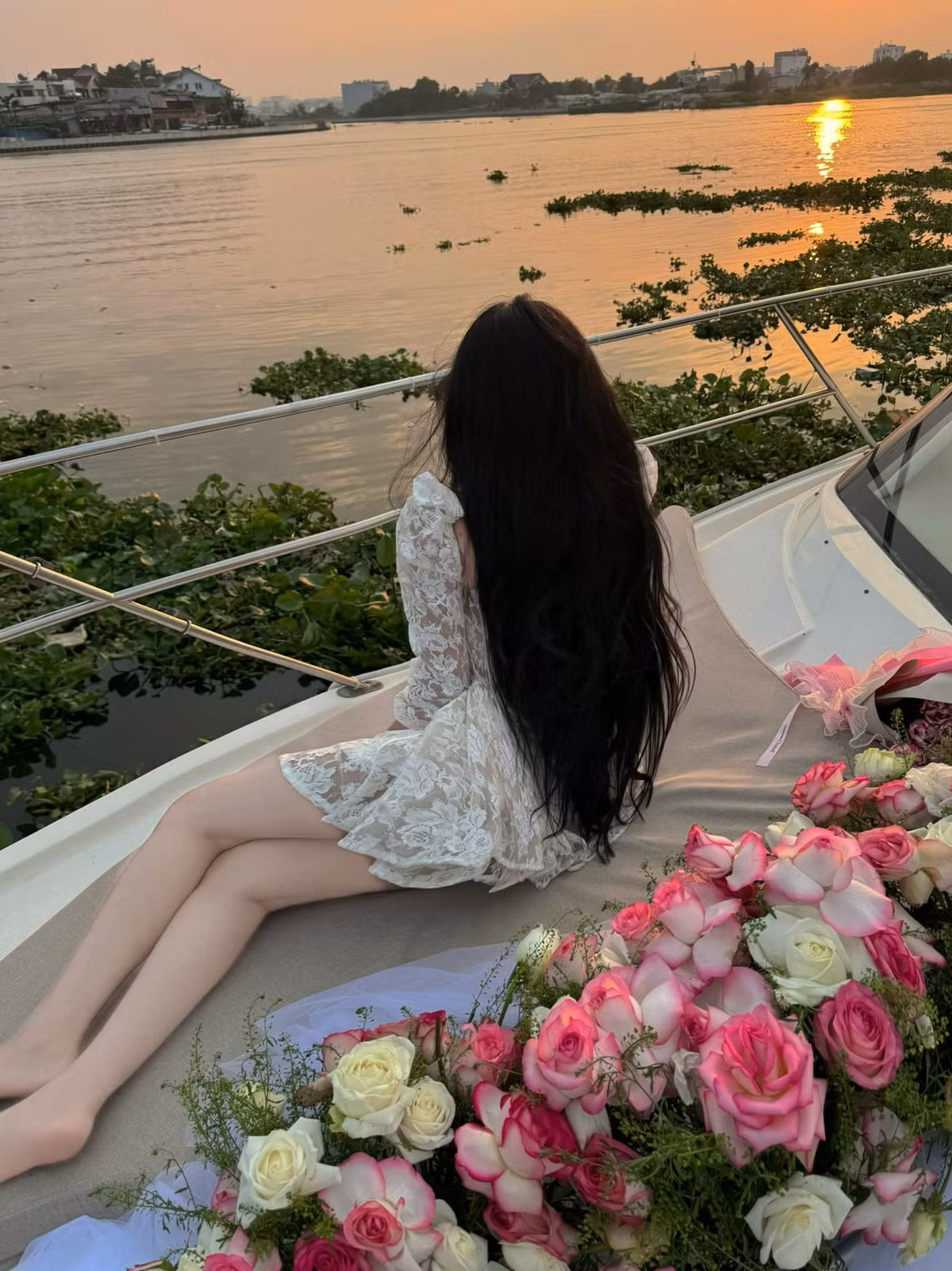 Cùng với "tâm hồn" căng tràn và gương mặt xinh đẹp, Ngọc Trân khiến người xem phải chú ý đến từng ánh nhìn.