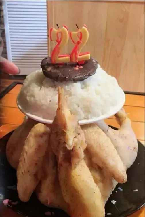 Hay tiệc cũng tổ chức có phần sơ sài hơn khi tận dụng lại bánh kẹo, hoa quả ngày Tết.