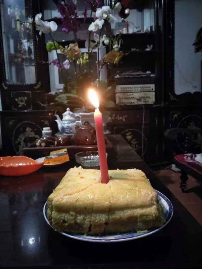 Đến nến sinh nhật cũng không có luôn phải dùng nến thắp hương để mừng sinh nhật.