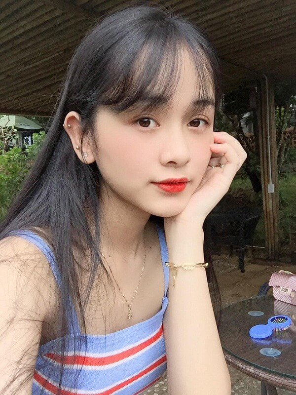 Nguyễn Thị Mỹ Linh sinh năm 2000. Hiện tại, cô đang theo học chuyên ngành Nhà hàng Khách sạn của trường Đại học Tôn Đức Thắng.