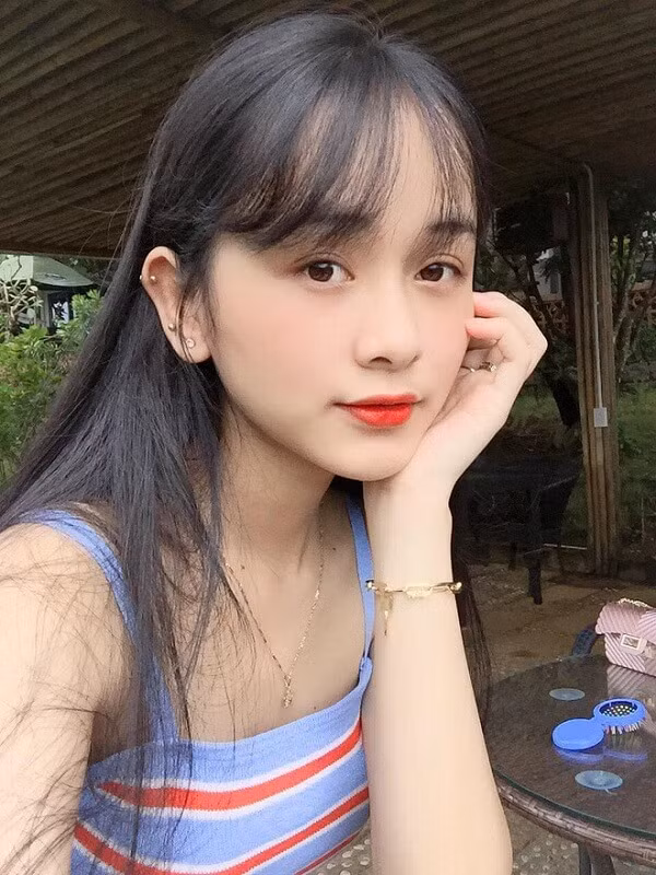 Nguyễn Thị Mỹ Linh sinh năm 2000. Hiện tại, cô đang theo học chuyên ngành Nhà hàng Khách sạn của trường Đại học Tôn Đức Thắng.