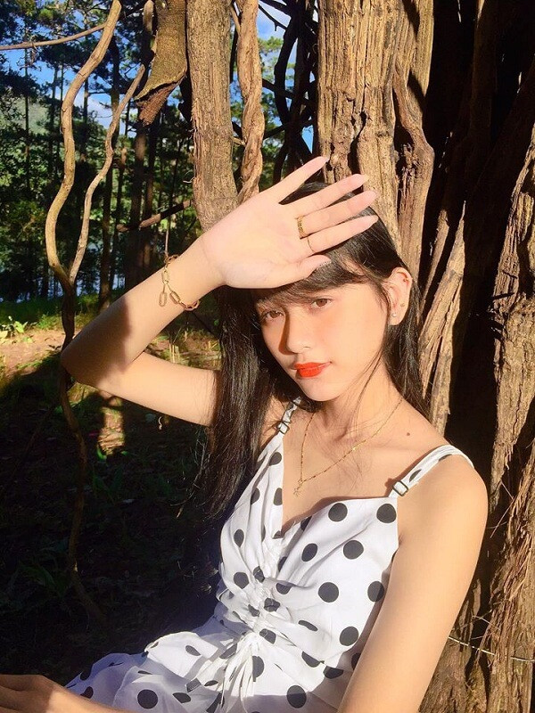 Những hình ảnh của Mỹ Linh được đăng tải trên mạng xã hội trai xinh gái đẹp và lập tức gây sốt bởi ngoại hình trong sáng, thu hút.