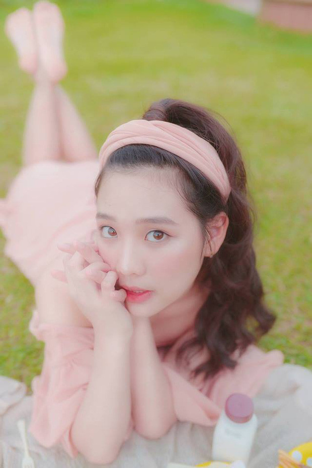 Minh Tú sở hữu vẻ đẹp trong sáng với đôi mắt to và nụ cười tươi, nữ sinh này thường được so sánh với các ulzzang xứ Hàn.