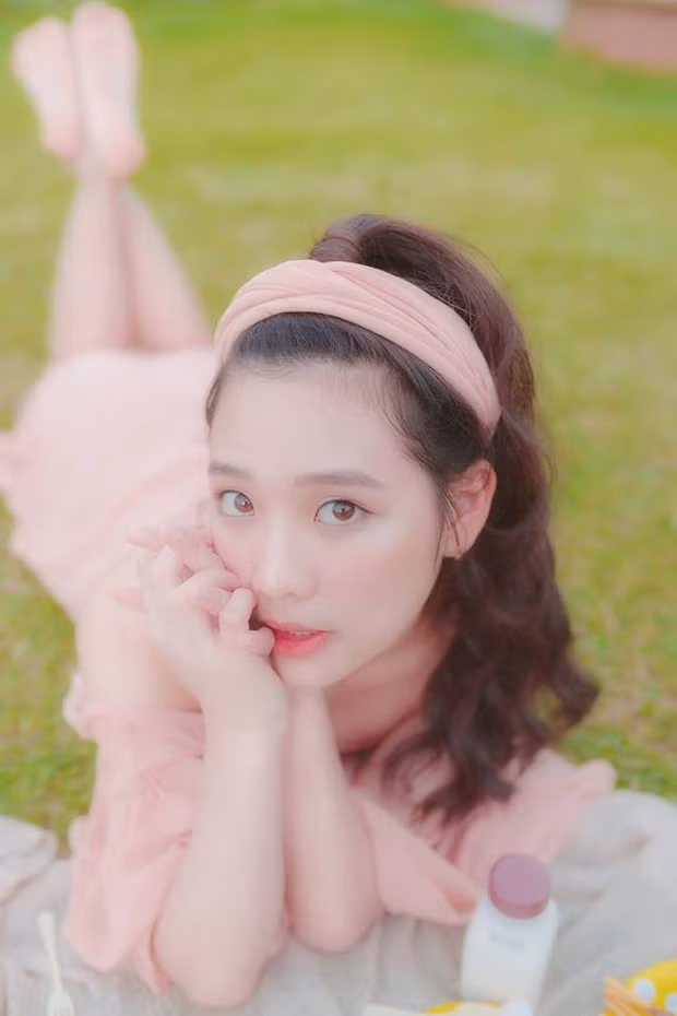 Minh Tú sở hữu vẻ đẹp trong sáng với đôi mắt to và nụ cười tươi, nữ sinh này thường được so sánh với các ulzzang xứ Hàn.