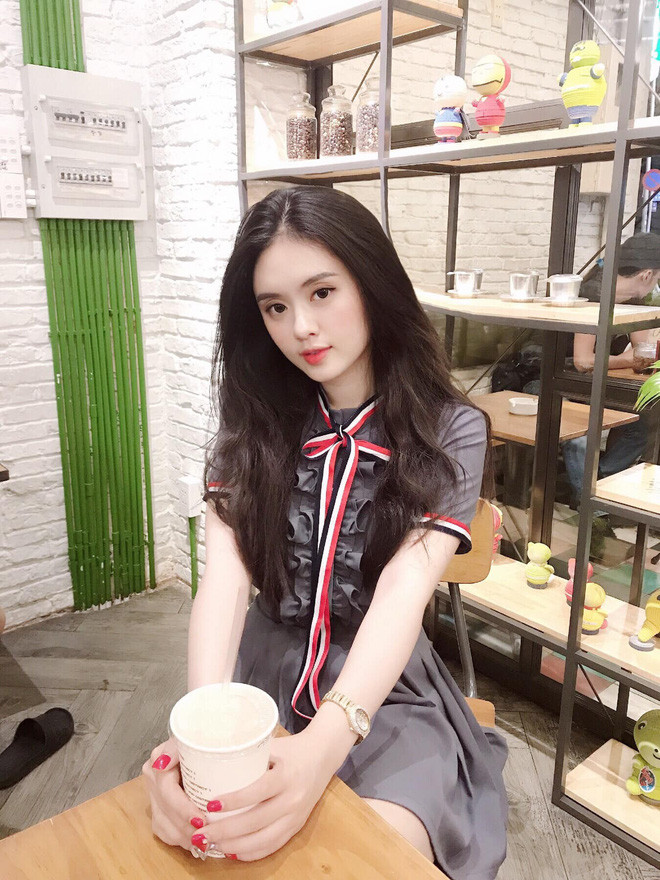 Tuyết Minh sở hữu cao 1m62, sở hữu số đo ba vòng 82-62-94. Ngoài việc học, nữ sinh Đại học Tôn Đức Thắng còn có sở thích chụp ảnh và làm đẹp, chăm chút cho bản thân.