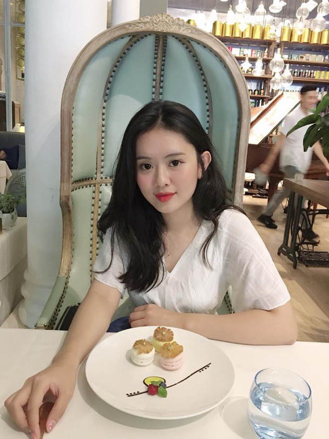 Trên trang cá nhân của mình, Tuyết Minh thường xuyên cho đăng tải những bức hình đi cafe với bạn bè. Với những bức ảnh này, hot girl Đại học Tôn Đức Thắng đều khoe được nhan sắc xinh đẹp khiến nhiều người phải bình luận: "Đi uống nước thôi mà cũng đánh cắp trái tim của người khác".