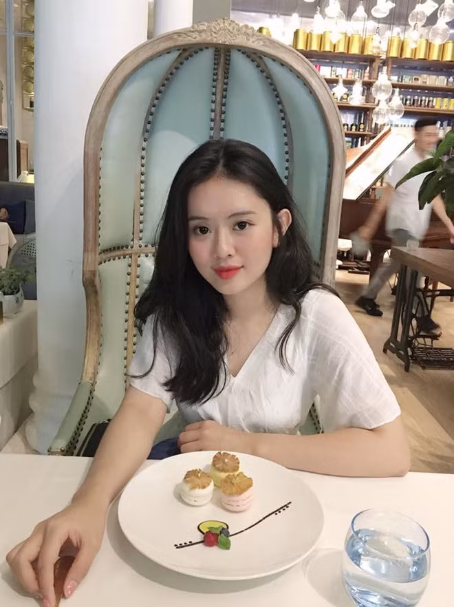 Trên trang cá nhân của mình, Tuyết Minh thường xuyên cho đăng tải những bức hình đi cafe với bạn bè. Với những bức ảnh này, hot girl Đại học Tôn Đức Thắng đều khoe được nhan sắc xinh đẹp khiến nhiều người phải bình luận: "Đi uống nước thôi mà cũng đánh cắp trái tim của người khác".