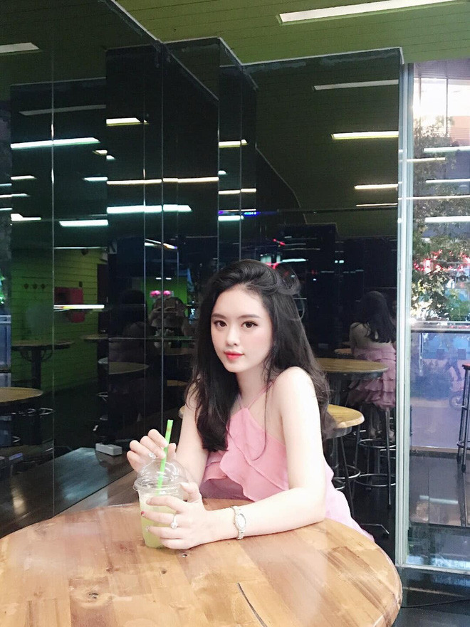 Trần Bạch Tuyết Minh là hot girl nổi tiếng của trường Đại học Tôn Đức Thắng TP HCM. Cô nàng này gây ấn tượng bằng gương mặt thanh tú và vẻ ngoài nữ tính.