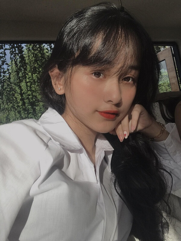 Mỹ Linh đã từng đoạt giải Queen khi tham gia cuộc thi King Queen ở trường cấp 3. Qua cuộc thi, cô cũng được nhiều người biết đến nhiều hơn.