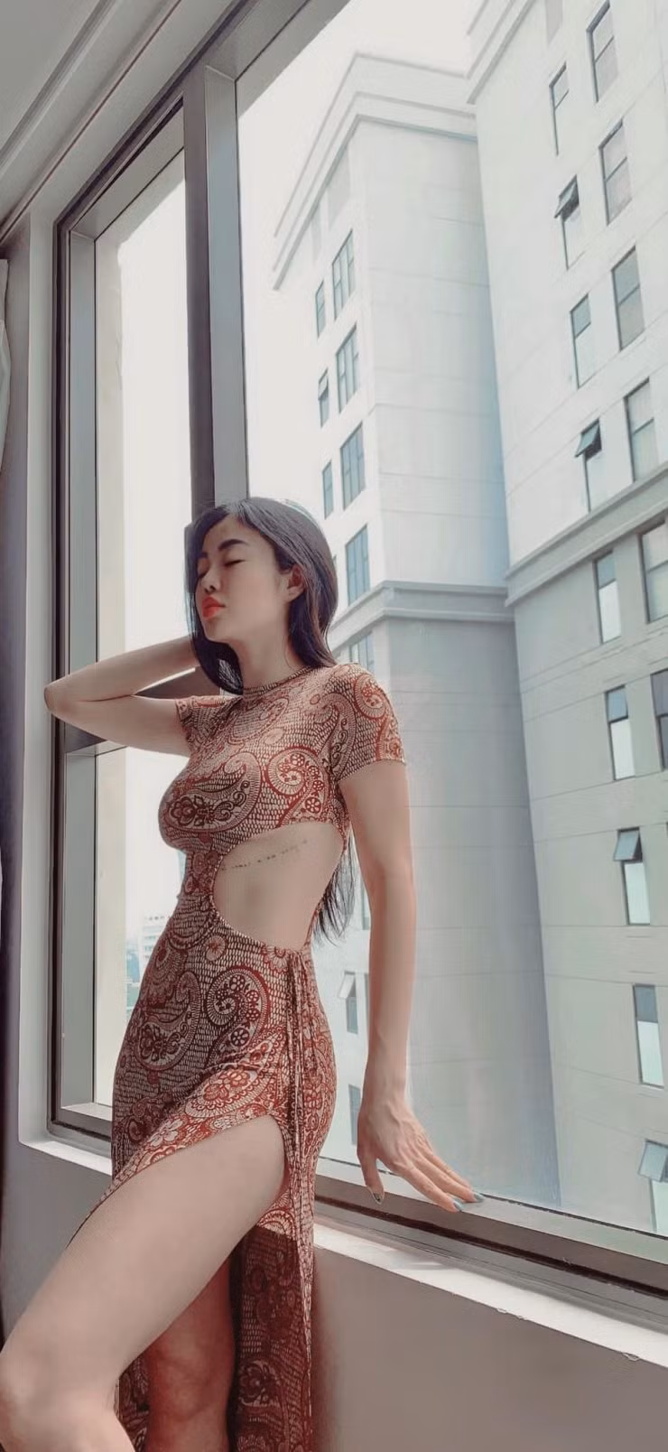 Julia Hồ có hình xăm lớn ở đùi và vòng ba.