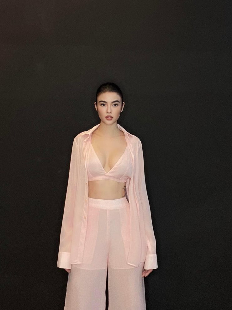 Hình xăm lấp ló bên hông của "hoa hậu ăn chơi" Julia Hồ.