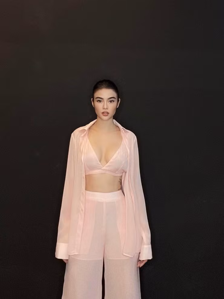 Hình xăm lấp ló bên hông của "hoa hậu ăn chơi" Julia Hồ.