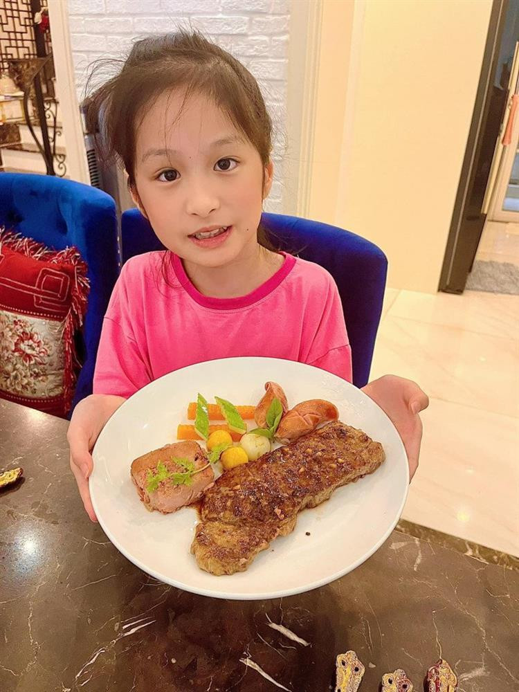 Nguyên nhân CEO Quốc Vũ lại mạnh tay chi tiền cho việc này bởi anh thường xuyên bị vợ dựng lúc nửa đêm để nấu ăn cho vợ.