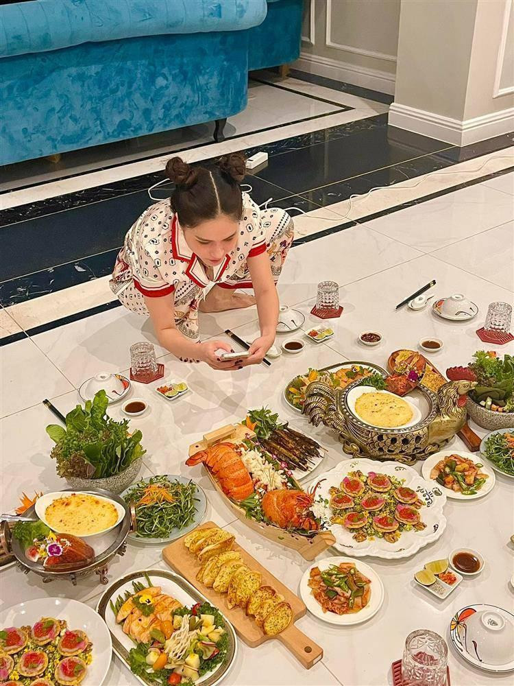 Không những vậy, cả hai còn khiến nhiều người ngưỡng mộ bởi cuộc sống hôn nhân vô cùng hạnh phúc. Đặc biệt, nữ đại gia quận 7 nổi tiếng cưng chiều và yêu thương vợ con hết mực.