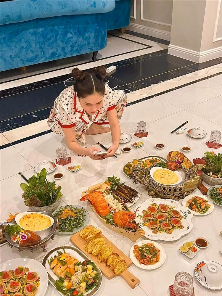 Không những vậy, cả hai còn khiến nhiều người ngưỡng mộ bởi cuộc sống hôn nhân vô cùng hạnh phúc. Đặc biệt, nữ đại gia quận 7 nổi tiếng cưng chiều và yêu thương vợ con hết mực.