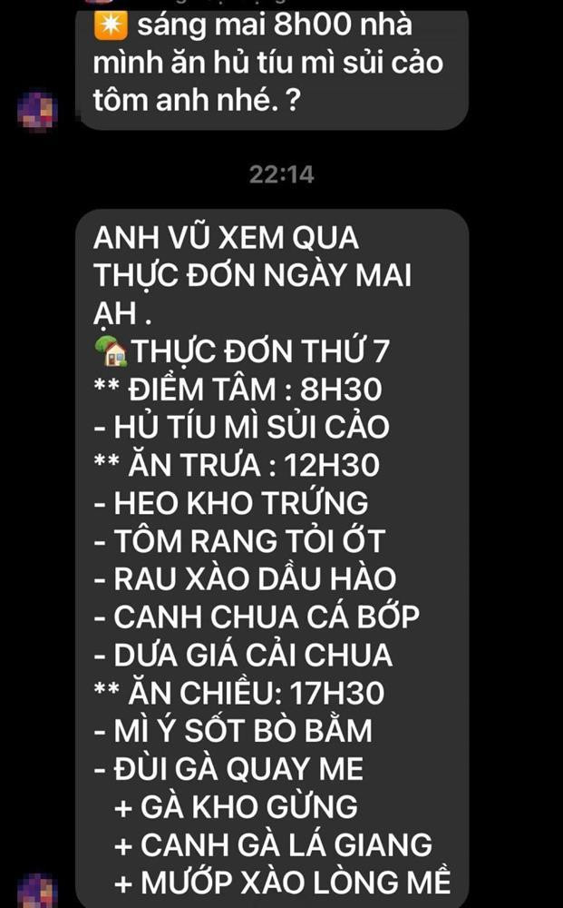 Theo lời kể của nữ đại gia, anh xã là doanh nhân đang âm thầm tuyển đầu bếp riêng đến từ các nhà hàng nổi tiếng về nấu ăn cho mẹ con Đoàn Di Băng mặc dù nhà đã có đến 3 người giúp việc.