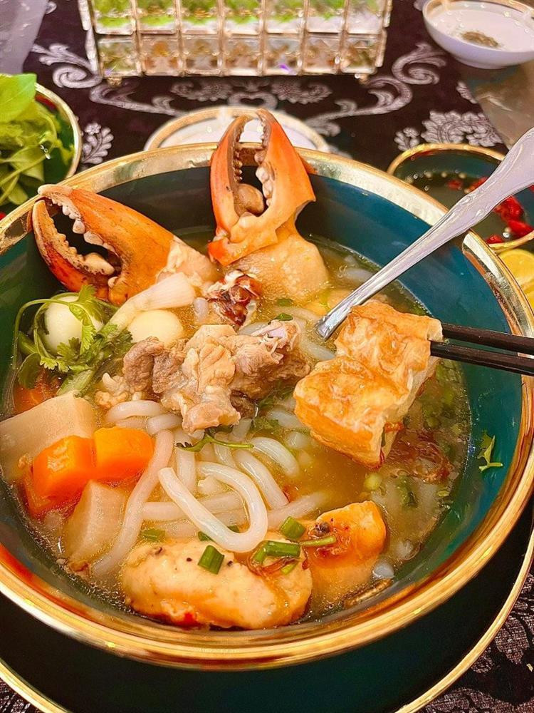 Mới đây, doanh nhân Nguyễn Quốc Vũ tiếp tục chứng minh cái sự yêu chiều vợ của mình thông qua một chia sẻ từ Đoàn Di Băng.