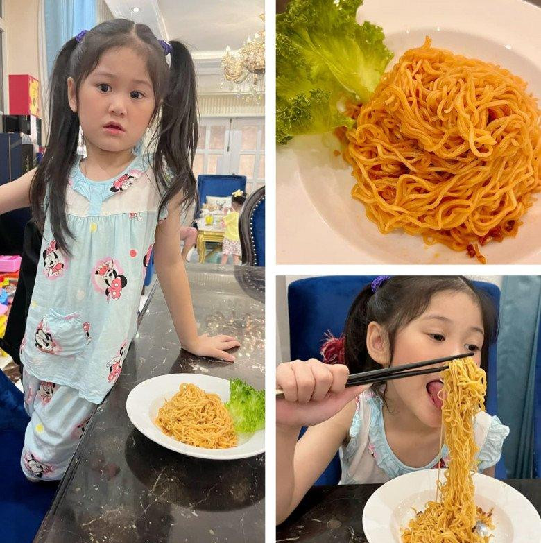 Từ khi tuyển được đầu bếp mới, trên trang cá nhân, cặp vợ chồng ca sĩ, đại gia thường xuyên khoe được ăn các món ngon, từ Âu, sang Á, chẳng thiếu thứ gì. Tất nhiên, khi nhìn ảnh, ai cũng phải xuýt xoa bởi các món nhìn rất bắt mắt, được trang trí cầu kì.