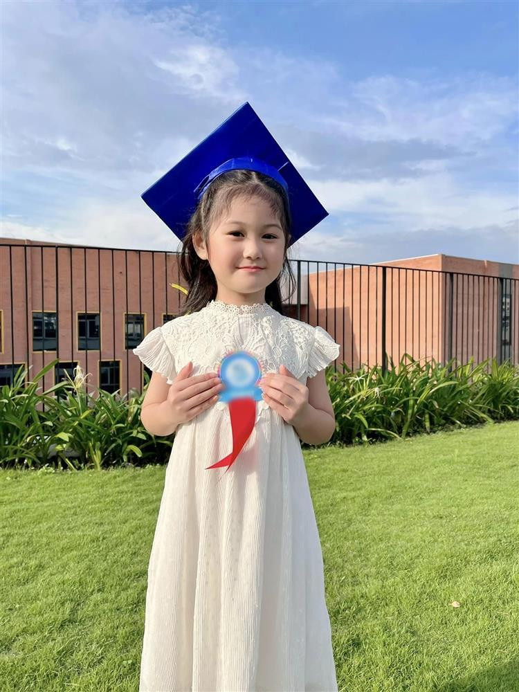 Nữ đại gia quận 7 chẳng ngại dẫn chứng: "Ủa, con bà chưa biết làm cái này hả? Con tôi nó biết làm từ lâu rồi. Ủa, con bà mới từng đó cân thôi hả? Con nhà tôi nó to hơn nhiều lắm.