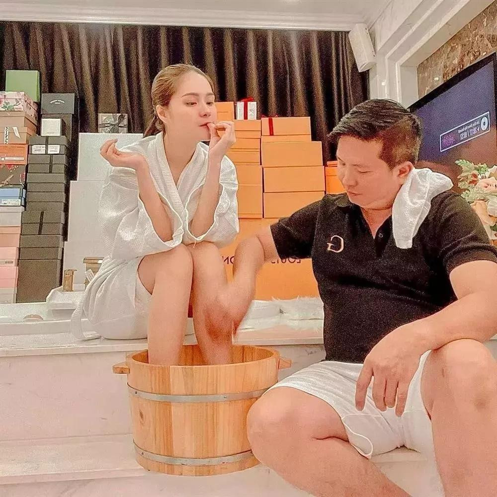 Vợ chồng Đoàn Di Băng - Nguyễn Quốc Vũ nổi tiếng với độ "chịu chơi" từ ở nhà biệt thự hàng trăm tỷ, xe sang đến những món đồ hiệu đắt tiền.