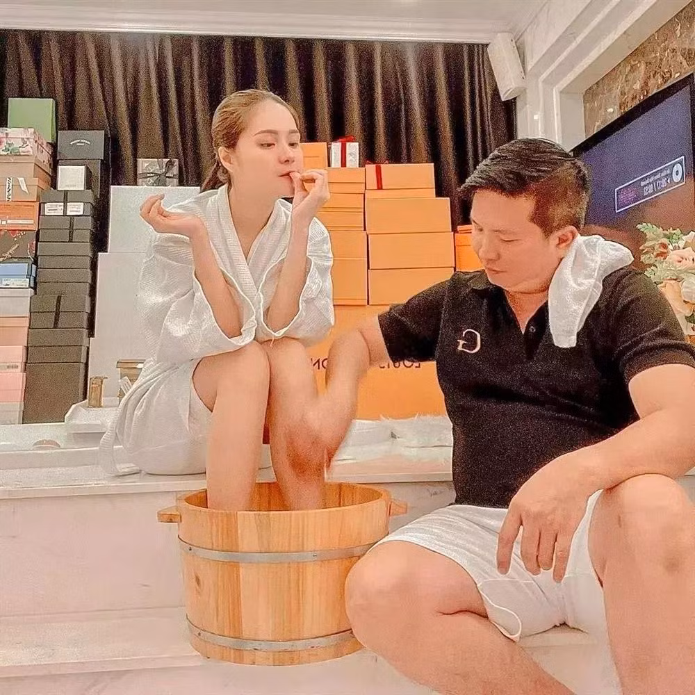 Vợ chồng Đoàn Di Băng - Nguyễn Quốc Vũ nổi tiếng với độ "chịu chơi" từ ở nhà biệt thự hàng trăm tỷ, xe sang đến những món đồ hiệu đắt tiền.