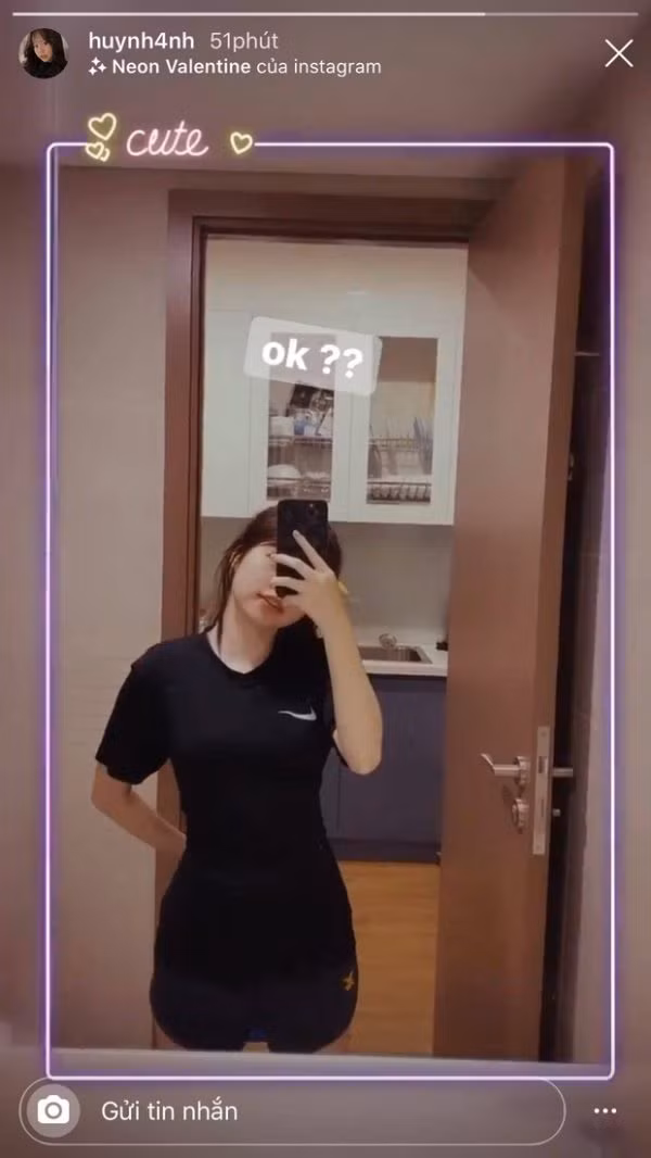 Sau khi đăng tải ít phút, Huỳnh Anh đã ngay lập tức xóa story này đi nhưng nhiều dân mạng đã chụp lại được và đem ra "mổ xẻ" trên các diễn đàn mạng xã hội.