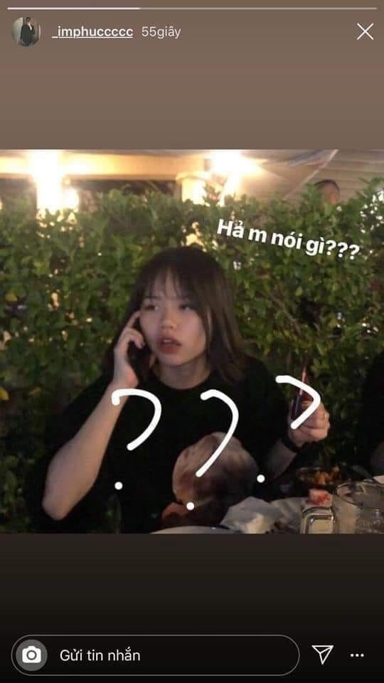 Trước đó vài ngày, dân mạng cũng phát hiện ra động thái lạ giữa người cũ - người mới của chàng cầu thủ đào hoa Quang Hải. Cụ thể, trên story Instagram, không hẹn mà gặp hai cô gái Nhật Lê và Huỳnh Anh khiến dân tình đặt ra nghi vấn vì cùng nhau khoe vòng eo thon.