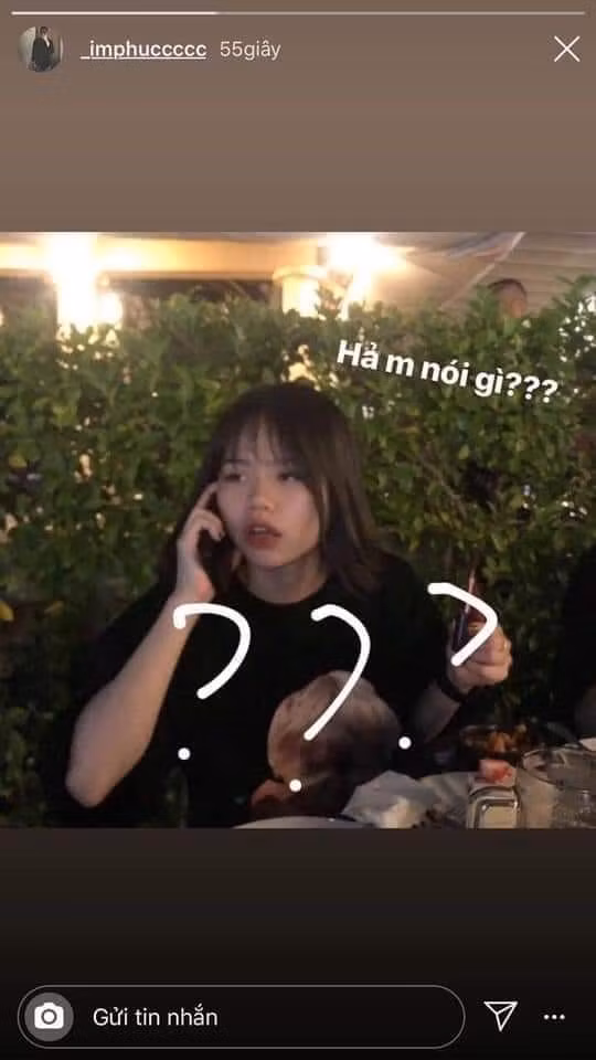 Trước đó vài ngày, dân mạng cũng phát hiện ra động thái lạ giữa người cũ - người mới của chàng cầu thủ đào hoa Quang Hải. Cụ thể, trên story Instagram, không hẹn mà gặp hai cô gái Nhật Lê và Huỳnh Anh khiến dân tình đặt ra nghi vấn vì cùng nhau khoe vòng eo thon.