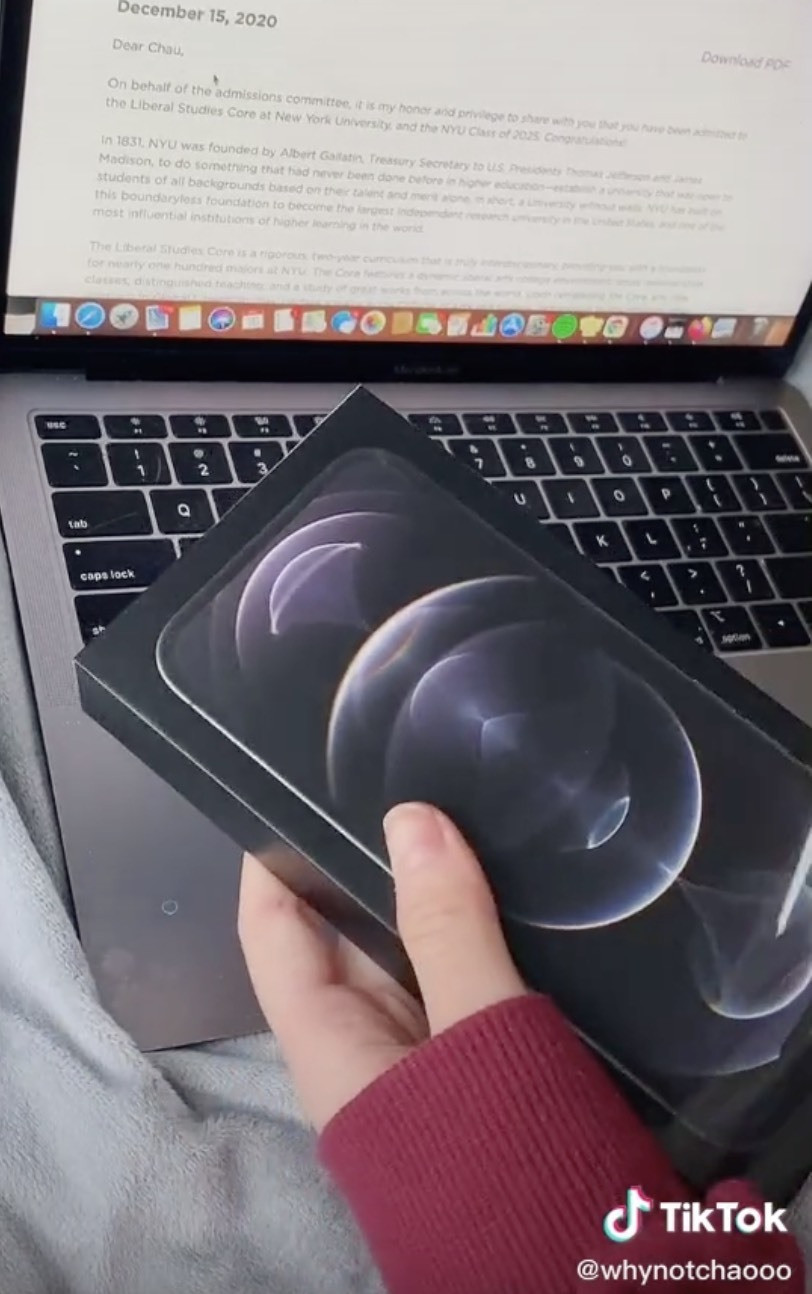 Không chỉ vậy, TikToker 10X này còn thường xuyên đập hộp nhiều món đồ hàng hiệu đắt đỏ, chia sẻ những chuyến du lịch sang chảnh trên trang cá nhân.