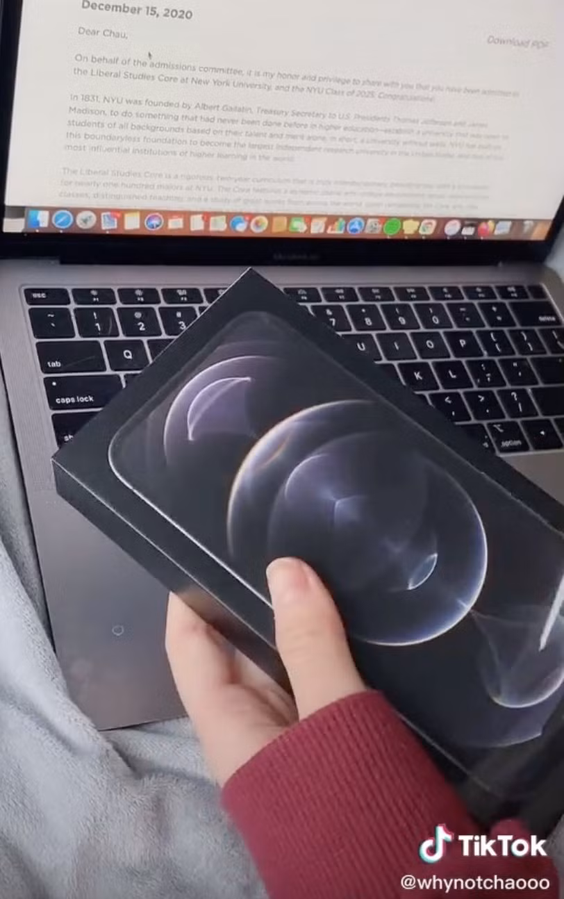 Không chỉ vậy, TikToker 10X này còn thường xuyên đập hộp nhiều món đồ hàng hiệu đắt đỏ, chia sẻ những chuyến du lịch sang chảnh trên trang cá nhân.