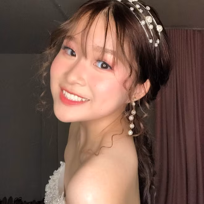 Nguồn thu nhập mà Châu Anh kiếm được từ cửa hàng không hề nhỏ. Ngoại trừ học phí, cô nàng đã tự chi trả mọi thứ khác như mua sắm, ăn uống, chi tiêu hàng ngày...