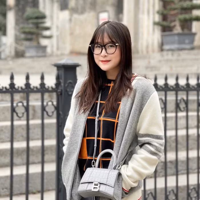 Cụ thể, hot Tik Toker Châu Anh nói: "Thực ra rich kid đơn thuần có nghĩa là đứa trẻ được sinh ra trong gia đình giàu có, nên em cũng không khó chịu gì vì bản thân em cũng may mắn có bố mẹ khá giả và luôn muốn những điều tốt nhất cho em.