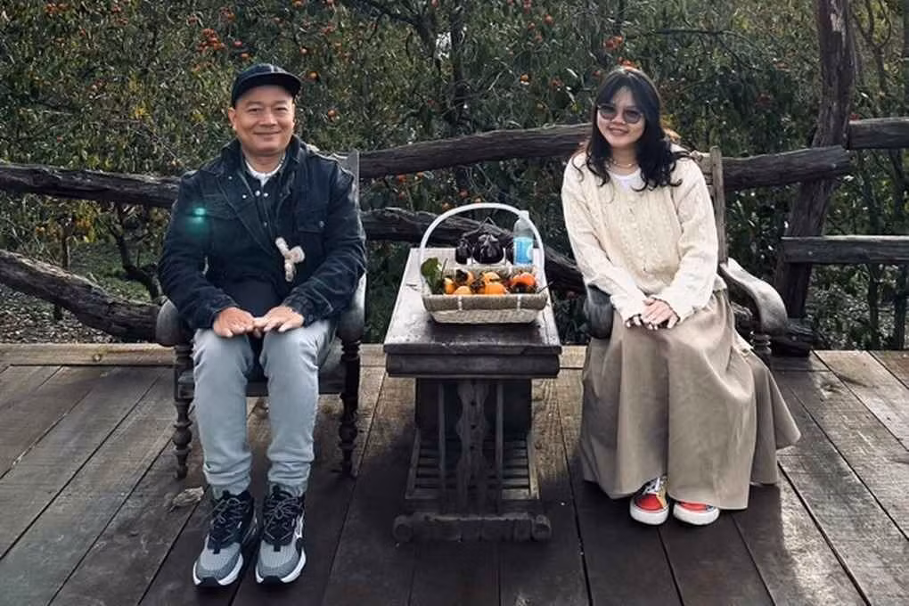 Về phía gia đình, bố mẹ của Giang cũng rất đồng thuận, vui vẻ với chuyện tình này vì đã quen biết Đảo từ trước. Cặp đôi tổ chức đám hỏi vào tháng 7 vừa qua và mới đây nhất, cả hai đã chính thức về chung nhà với đám cưới hoành tráng, cùng màn rước dâu “chất” nhất Đà Nẵng.