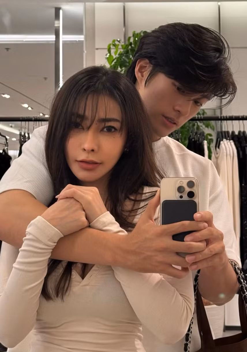 Minh Tân (SN 2001, TP.HCM) hiện đang là sinh viên năm 6 tại Đại học Y dược TP.HCM, trong khi “chị đẹp” Bowlki (SN 1992, Thái Lan) là một KOL nổi tiếng nước bạn với hơn 860k người theo dõi. Cô làm người mẫu và kinh doanh, có công việc cũng như tài chính ổn định. Đặc biệt, Bowlki còn sở hữu nhan sắc lẫn body cực phẩm khiến ai nhìn cũng mê mẩn.